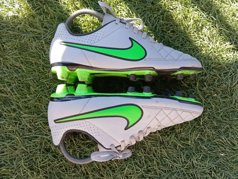 Botines de fútbol Nike con tacos verdes - 4