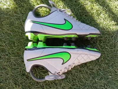 Botines de fútbol Nike con tacos verdes - miniatura 4