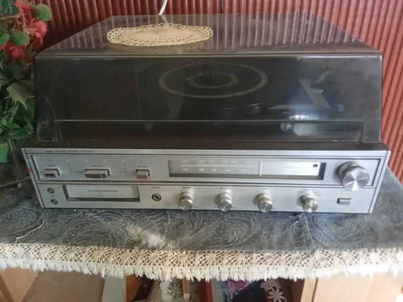 Tocadiscos vintage Sears con radio AM/FM - 1