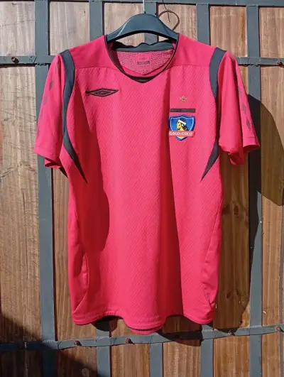Camiseta roja Umbro Colo-Colo original talla S - miniatura 1