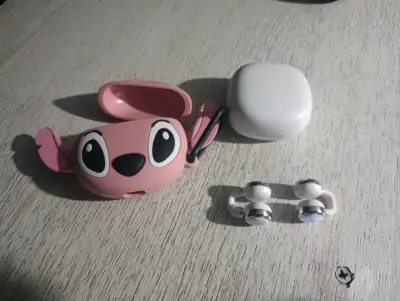 Audífonos inalámbricos con estuche rosa - miniatura 1