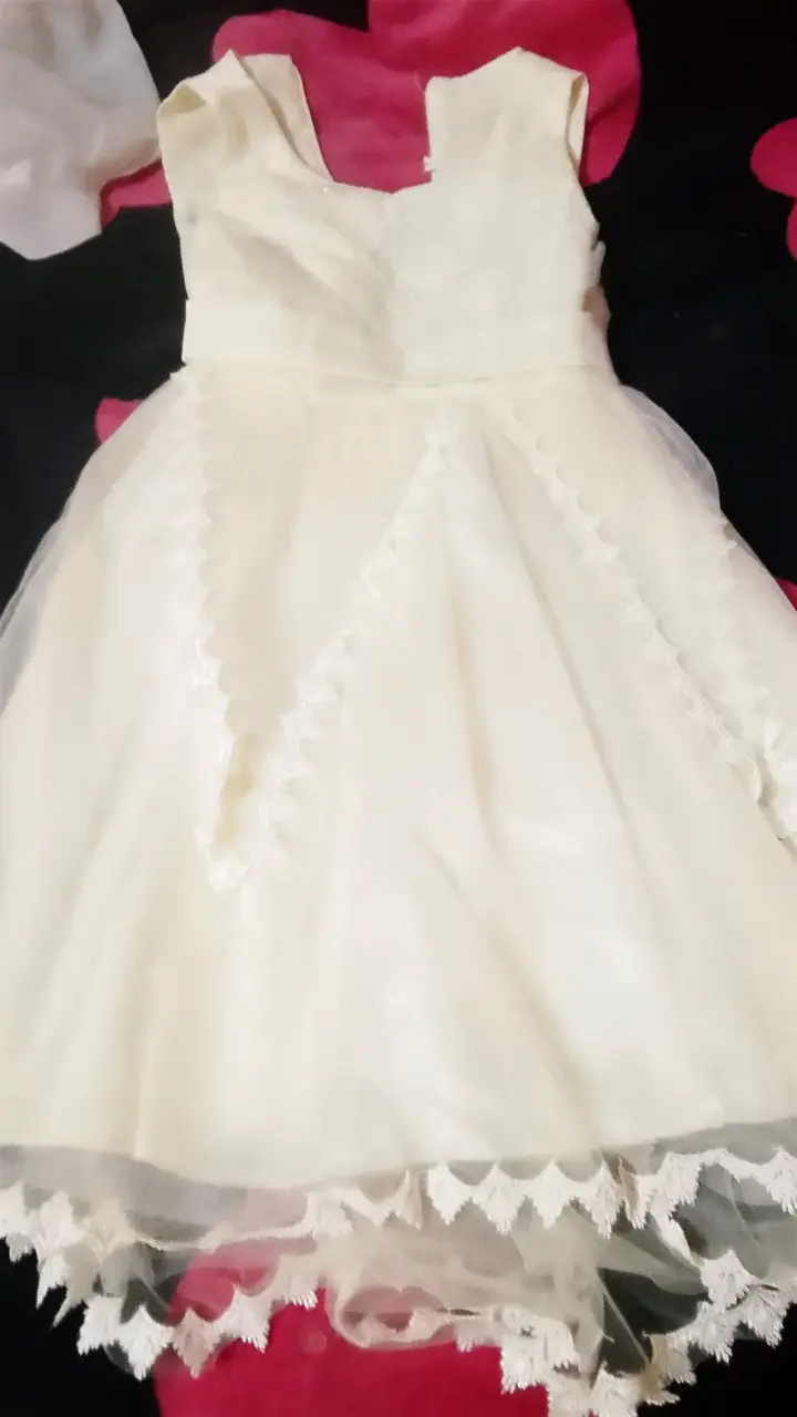 Vestido de niña blanco con encaje