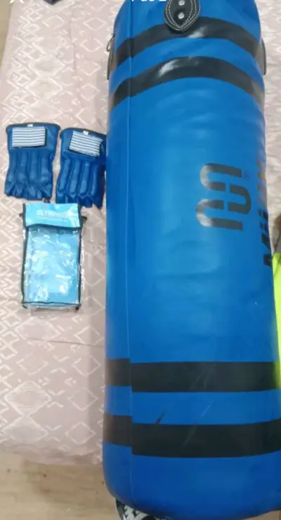 Saco de boxeo azul con guantes Olympikus - miniatura 1