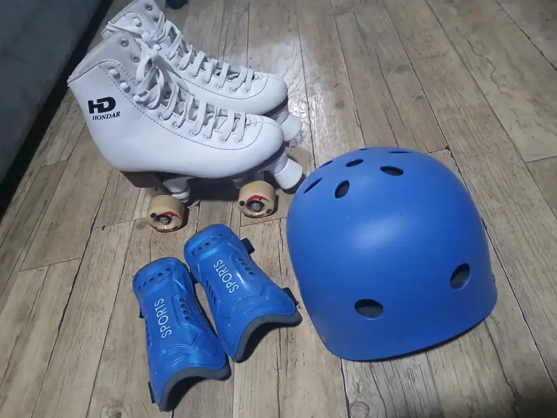 Patines de cuatro ruedas Hondar con casco y protecciones