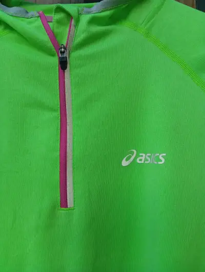 Polerón deportivo Asics verde con capucha - miniatura 5