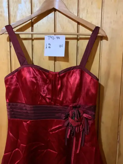 Vestido de fiesta rojo con tirantes talla 42-44 - miniatura 2