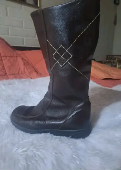Botas de cuero marrón con diseño bordado - miniatura 1