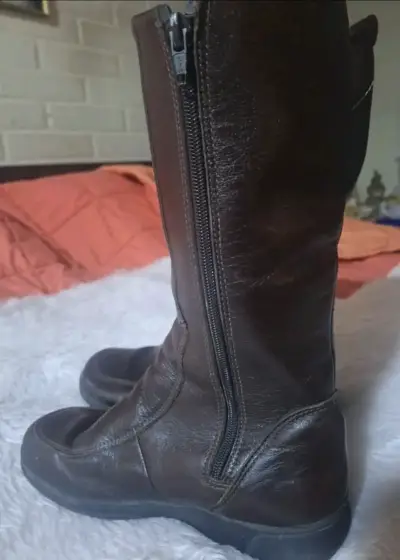Botas de cuero marrón con diseño bordado - miniatura 2