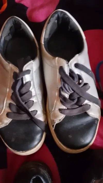 Zapatillas deportivas blancas y negras - miniatura 1