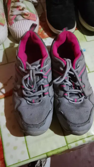 Zapatillas deportivas blancas y negras - miniatura 4