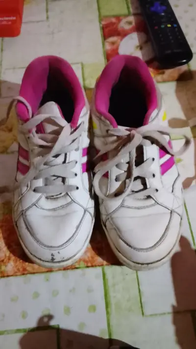 Zapatillas deportivas blancas y negras - miniatura 5
