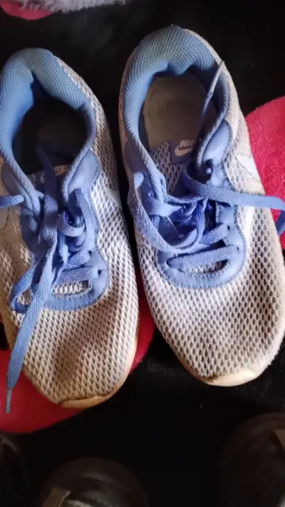 Zapatillas deportivas blancas y negras - miniatura 6