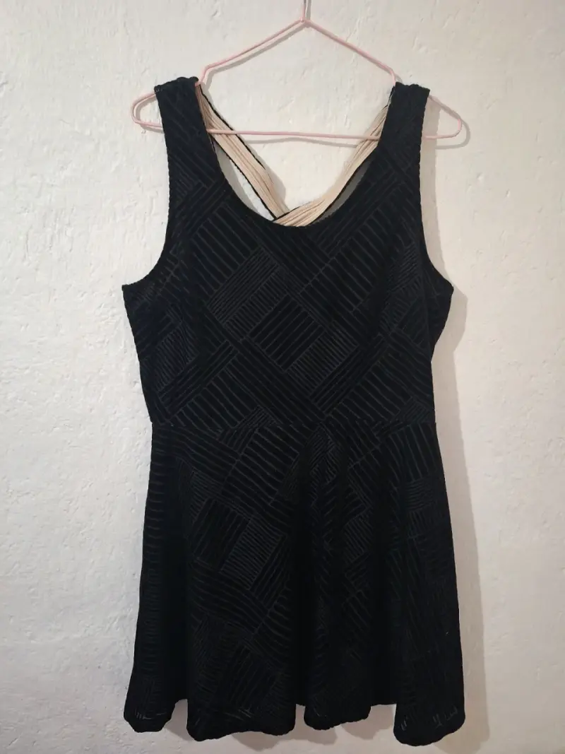 Vestido negro sin mangas elegante - 1