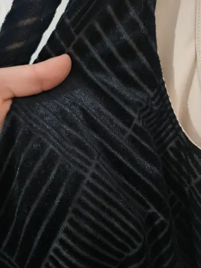 Vestido negro sin mangas elegante - miniatura 2