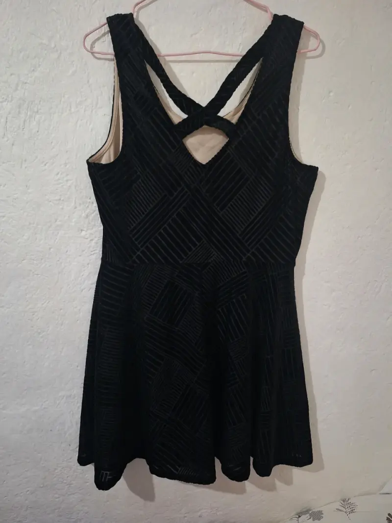 Vestido negro sin mangas elegante - 3