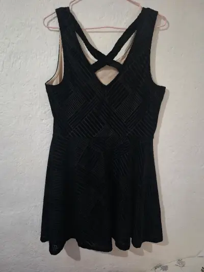 Vestido negro sin mangas elegante - miniatura 3
