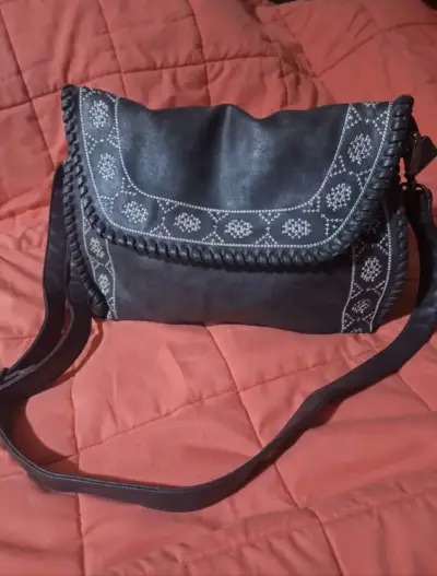 Cartera negra con diseño bordado étnico - miniatura 1