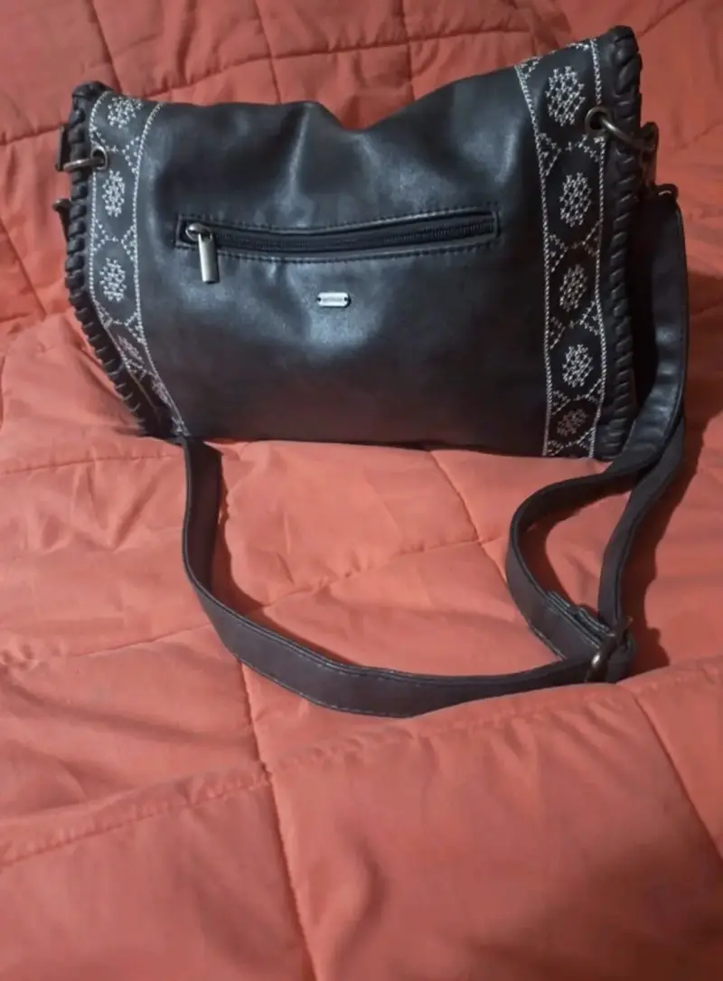 Cartera negra con diseño bordado étnico - 2