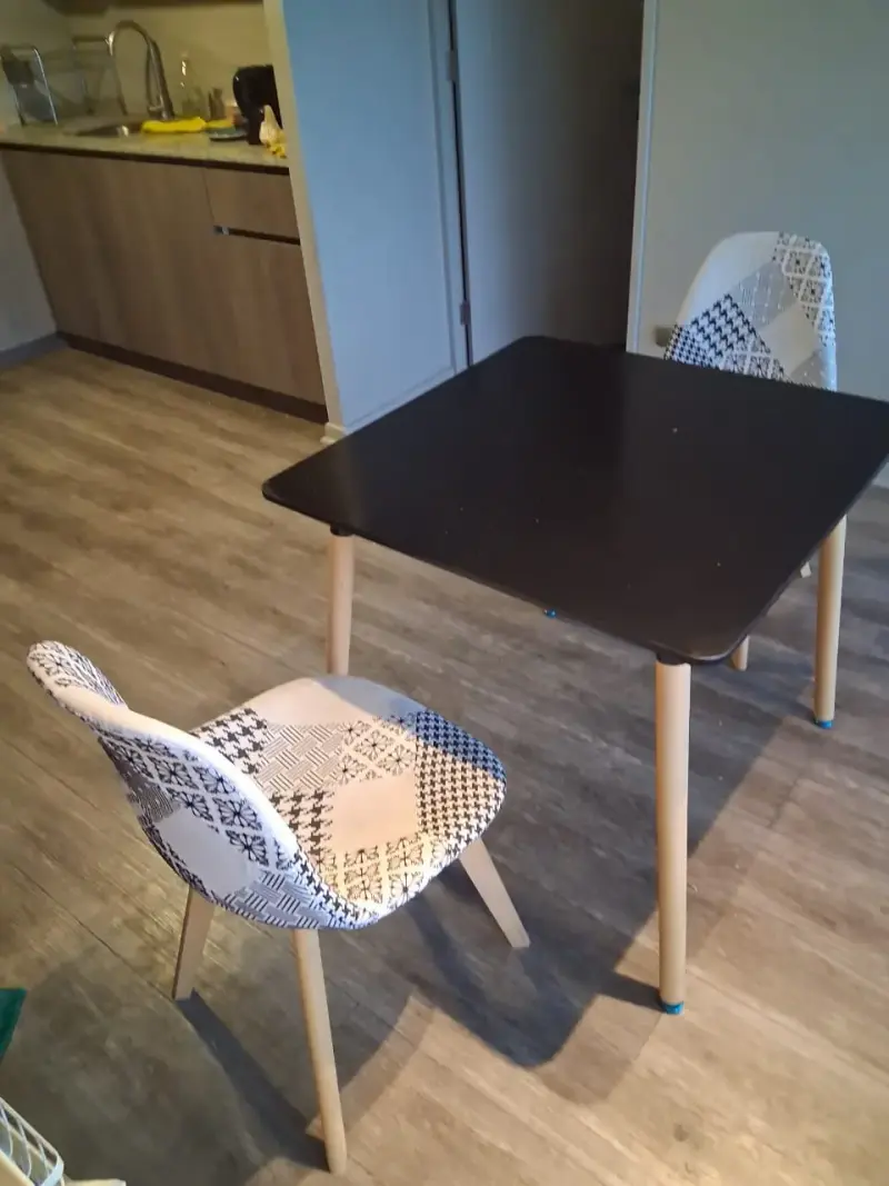 Juego de comedor moderno con sillas estampadas