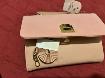 Cartera de mano rosa con cierre dorado - miniatura 1