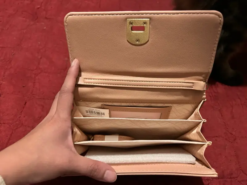 Cartera de mano rosa con cierre dorado - 2