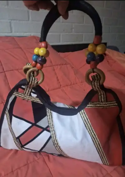 Bolso artesanal con diseño geométrico colorido - miniatura 1