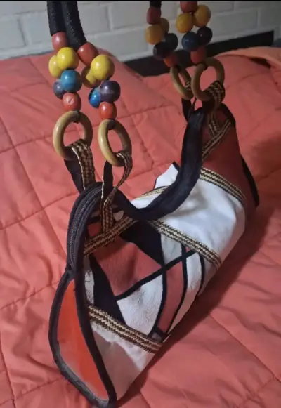 Bolso artesanal con diseño geométrico colorido - miniatura 2