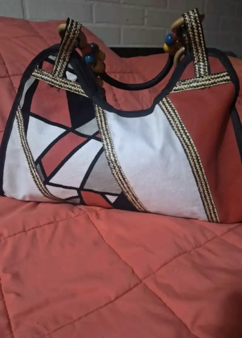 Bolso artesanal con diseño geométrico colorido - 3