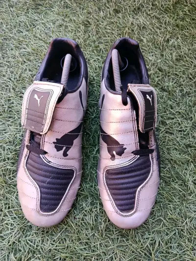 Botines de fútbol Puma negros y plateados - miniatura 1