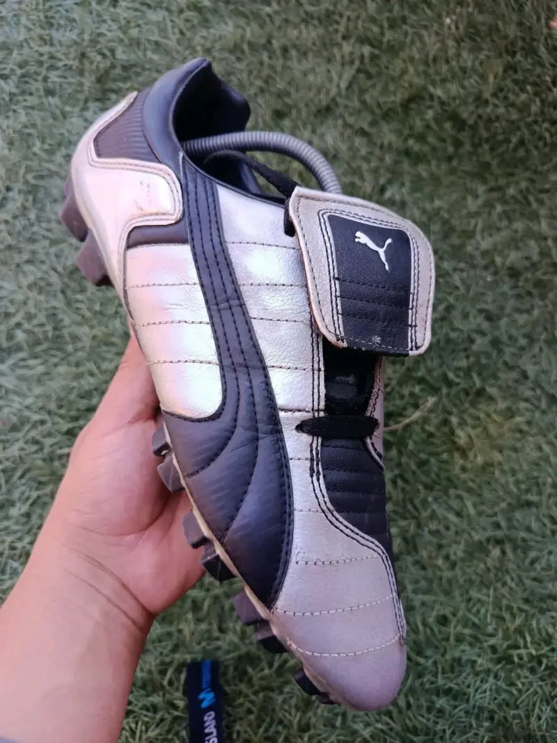 Botines de fútbol Puma negros y plateados - 2