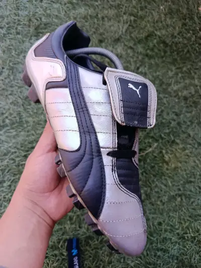 Botines de fútbol Puma negros y plateados - miniatura 2