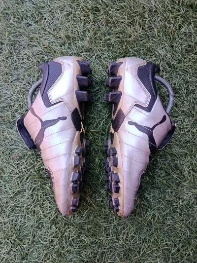 Botines de fútbol Puma negros y plateados - miniatura 3