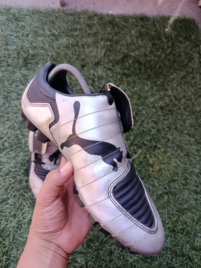 Botines de fútbol Puma negros y plateados - 4