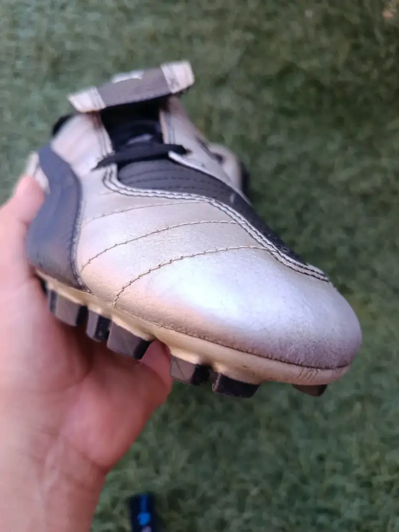 Botines de fútbol Puma negros y plateados - 5