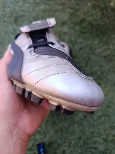 Botines de fútbol Puma negros y plateados - miniatura 5