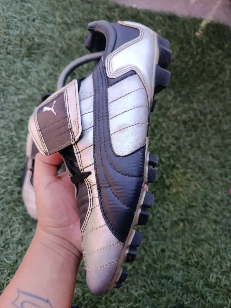Botines de fútbol Puma negros y plateados - 6