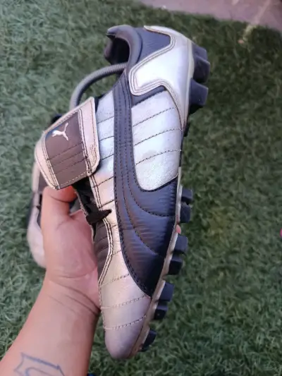 Botines de fútbol Puma negros y plateados - miniatura 6