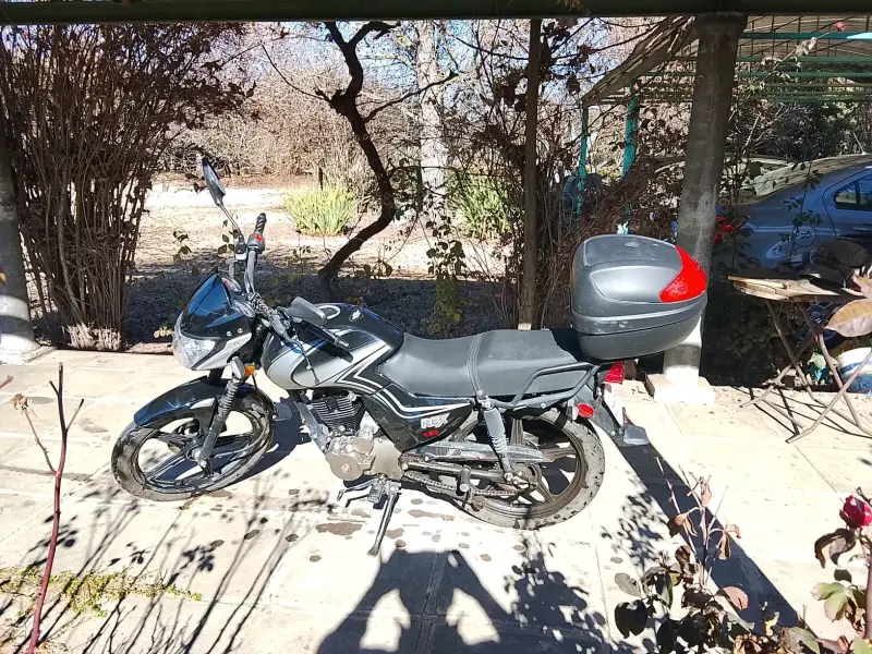 Motocicleta negra con baúl trasero - 1