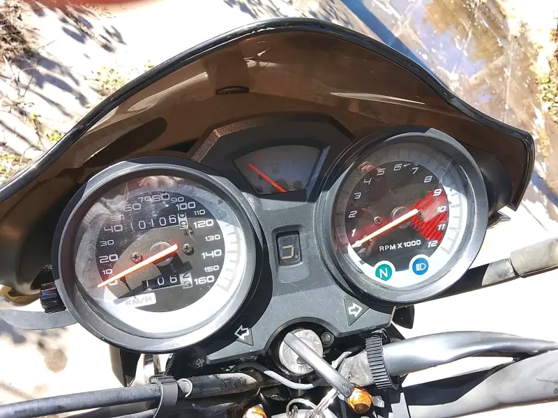 Motocicleta negra con baúl trasero - 4