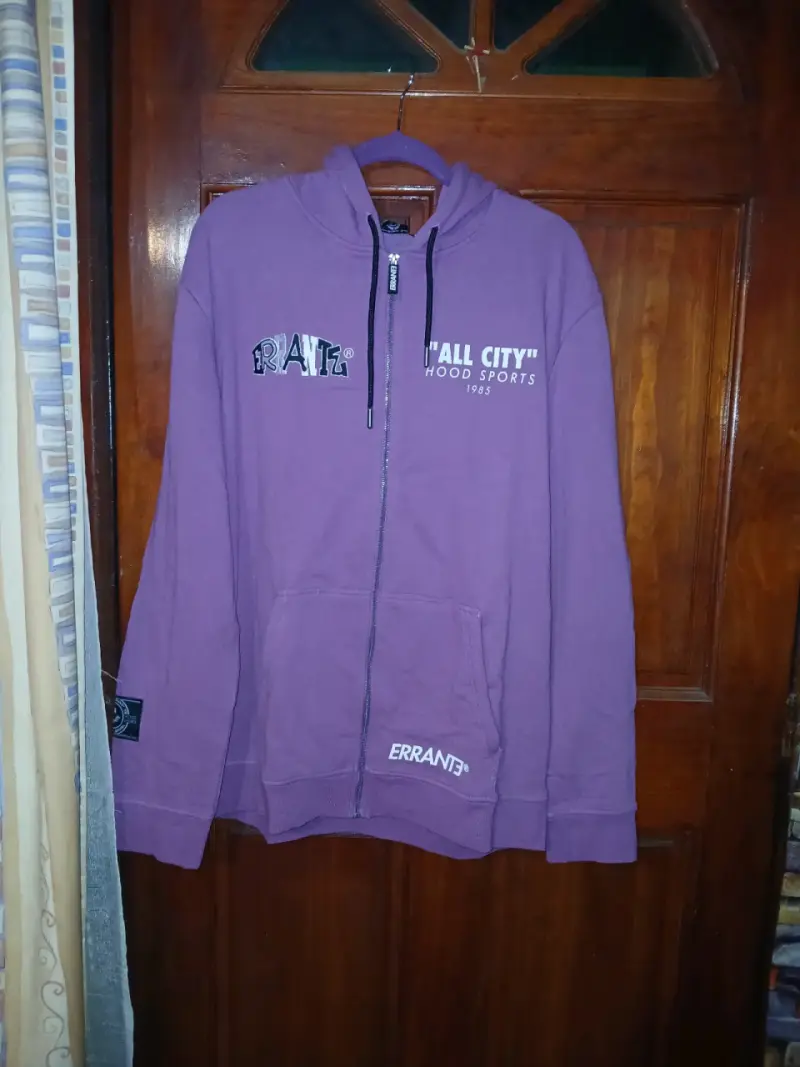 Polerón morado con capucha Errante - 1