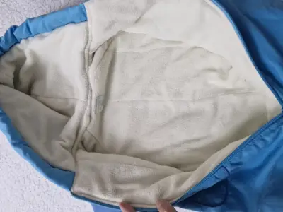 Térmico de bebé azul con capucha - miniatura 3