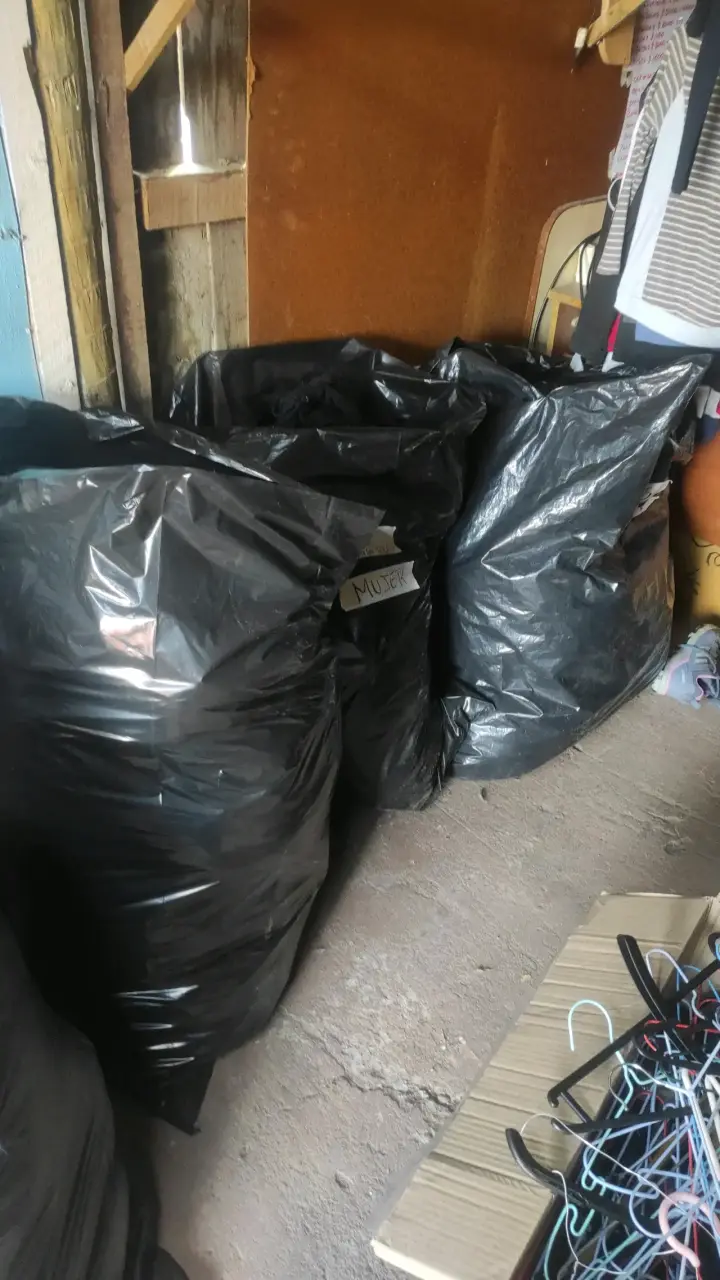 Lote de ropa  usada para mujer hombre y niños - 2
