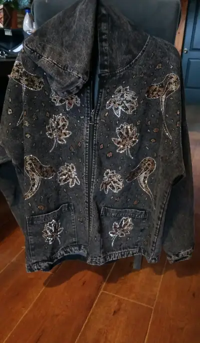 Chaqueta de mezclilla con bordado floral - miniatura 2