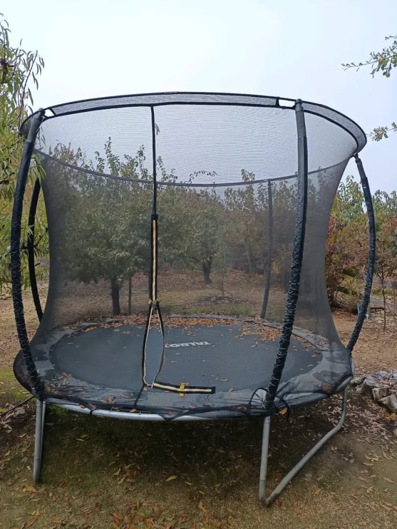 Trampolín grande con red de seguridad - 1
