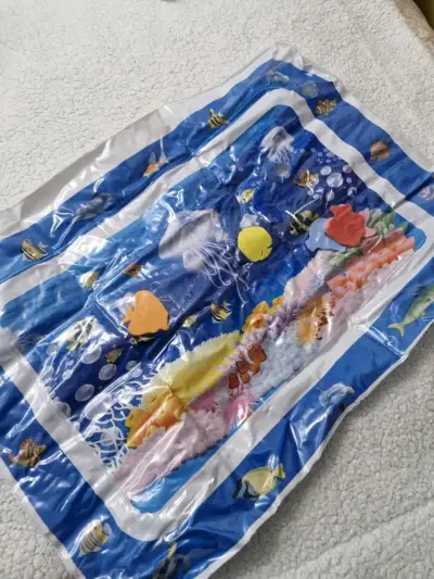 Alfombra de agua para bebés con diseño marino - miniatura 1