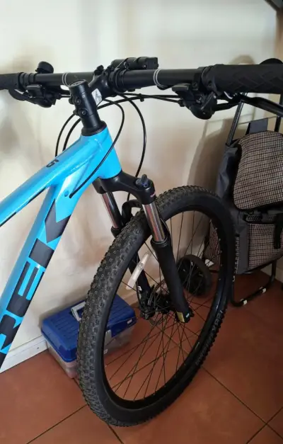 Bicicleta Trek montaña celeste en buen estado - miniatura 5