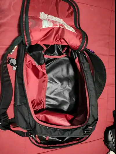 Mochila deportiva negra y roja Lippi - miniatura 1