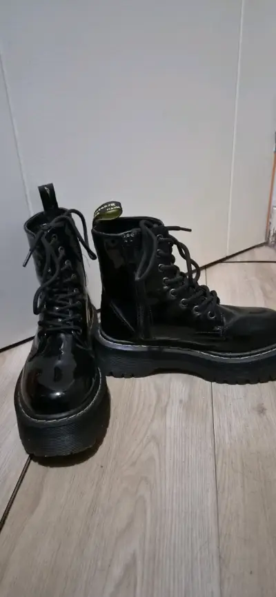 Botas negras de cuero con plataforma - miniatura 2