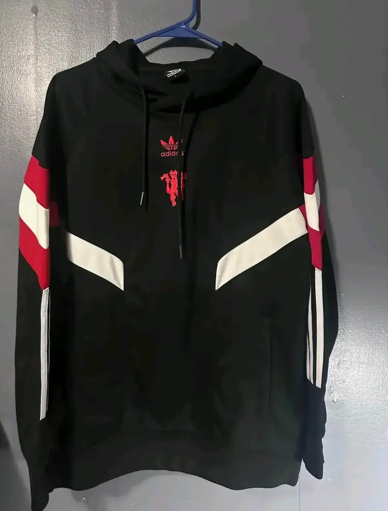 Polerón Adidas negro con diseño Manchester United - 1