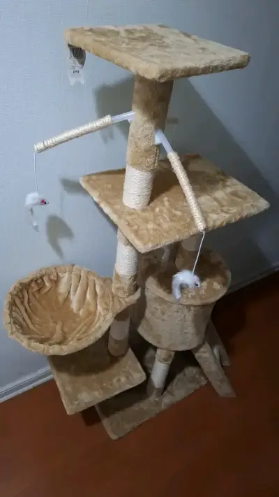 Árbol rascador para gatos beige con juguetes - miniatura 1